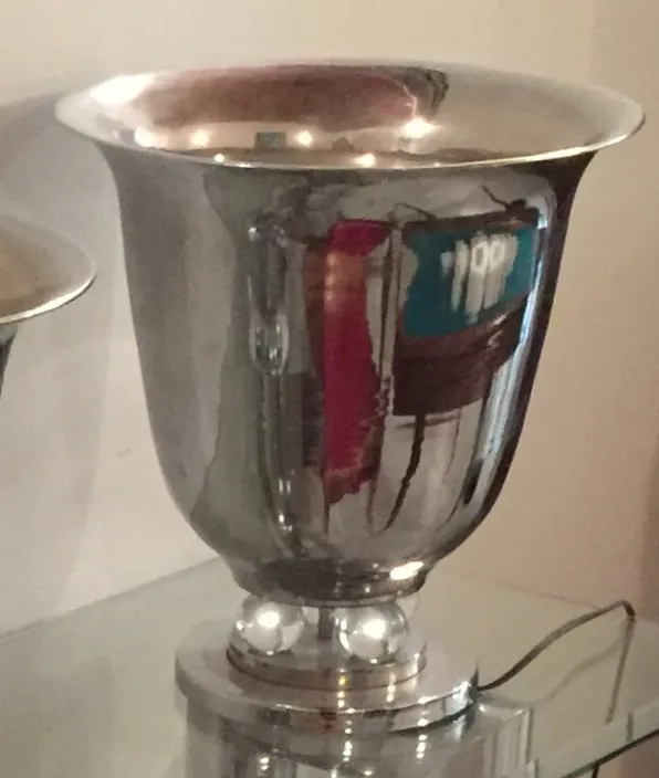 两款优雅的古董台灯，置于光线柔和的环境中