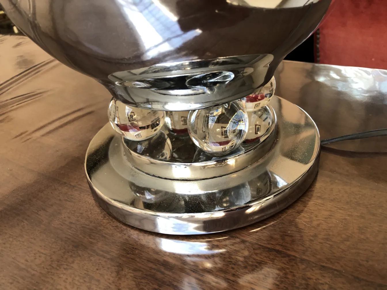 Vue détaillée de 2 lampes de table anciennes avec base distincte et ambiance chaleureuse