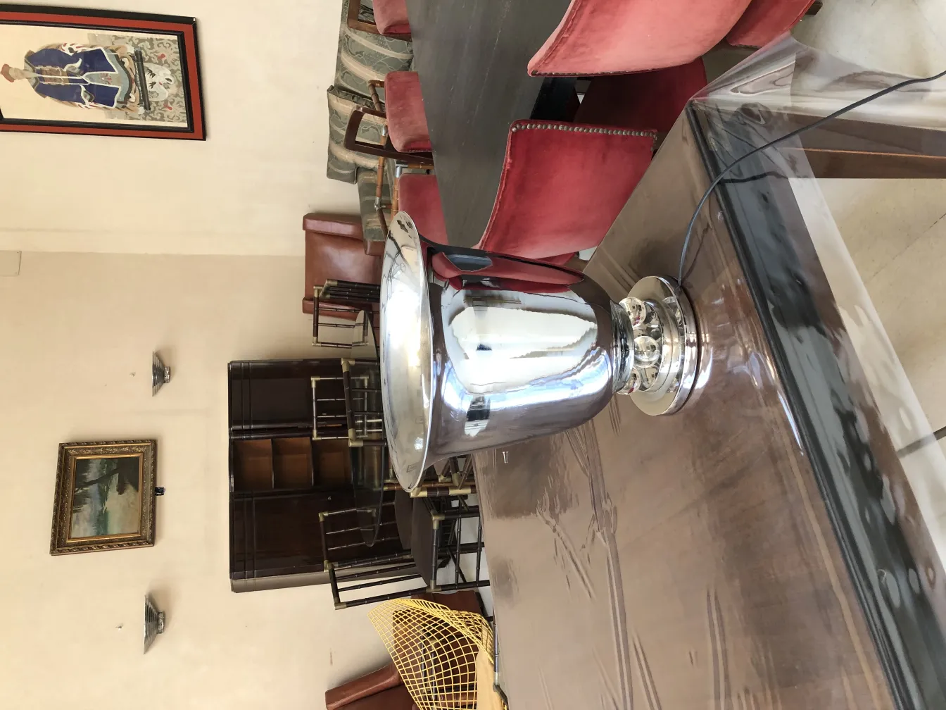 Lampade da tavolo antiche con finitura lucida e luce calda, ambientate in un elegante salotto.