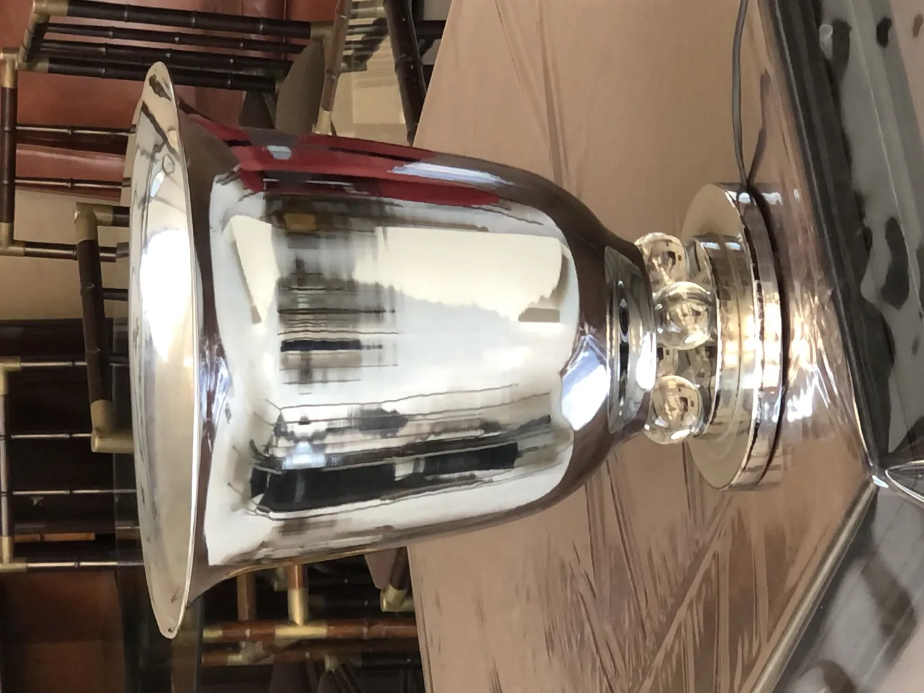 クラシックな環境で輝く2台のアンティークテーブルランプのセット。