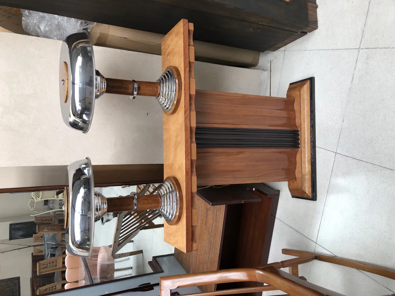 Deux lampes de table anciennes au design élégant, avec des bases rondes et des finitions brillantes, rehaussant une ambiance classique et chaleureuse.