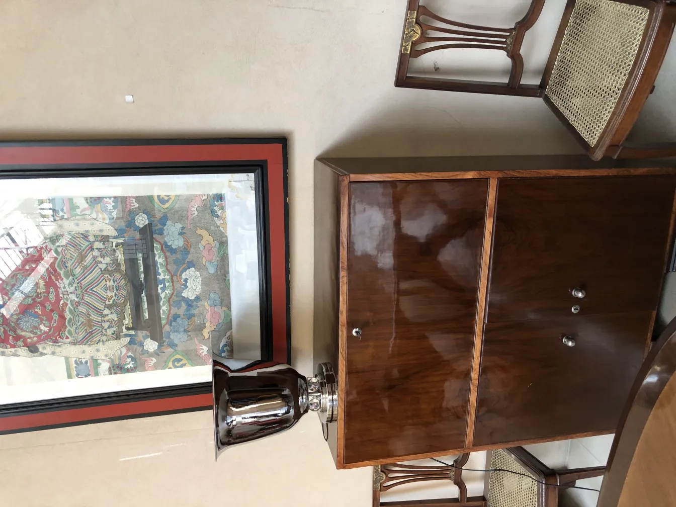 dos lámparas de mesa antiguas sobre un mueble, entorno acogedor