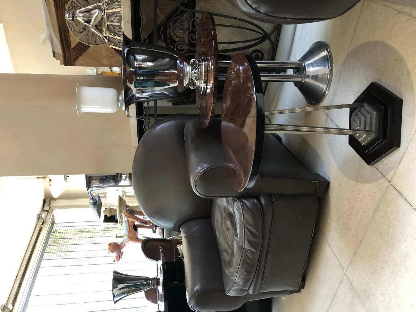 duas lampadas de mesa antigas com detalhes decorativos