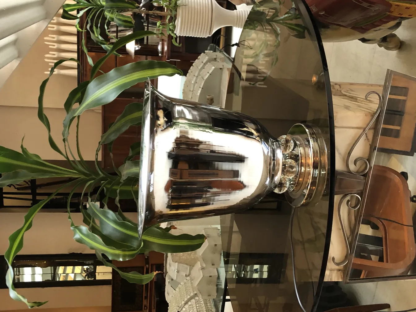 2 lampes de table anciennes avec un design unique dans un cadre accueillant