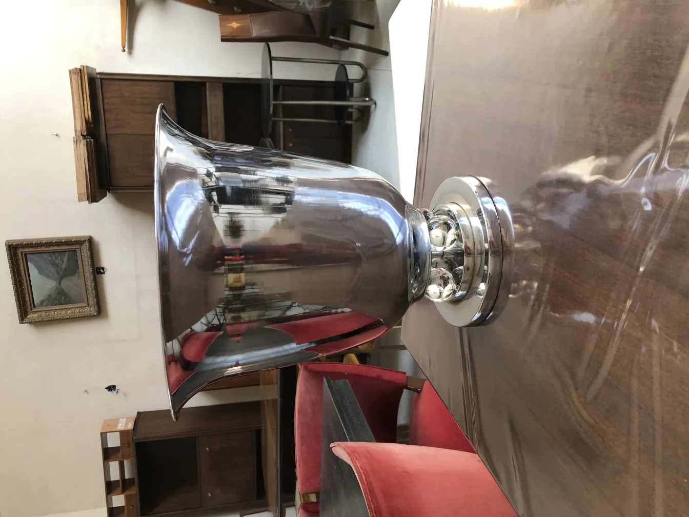 duas lampadas de mesa antigas com design atraente em um ambiente vintage