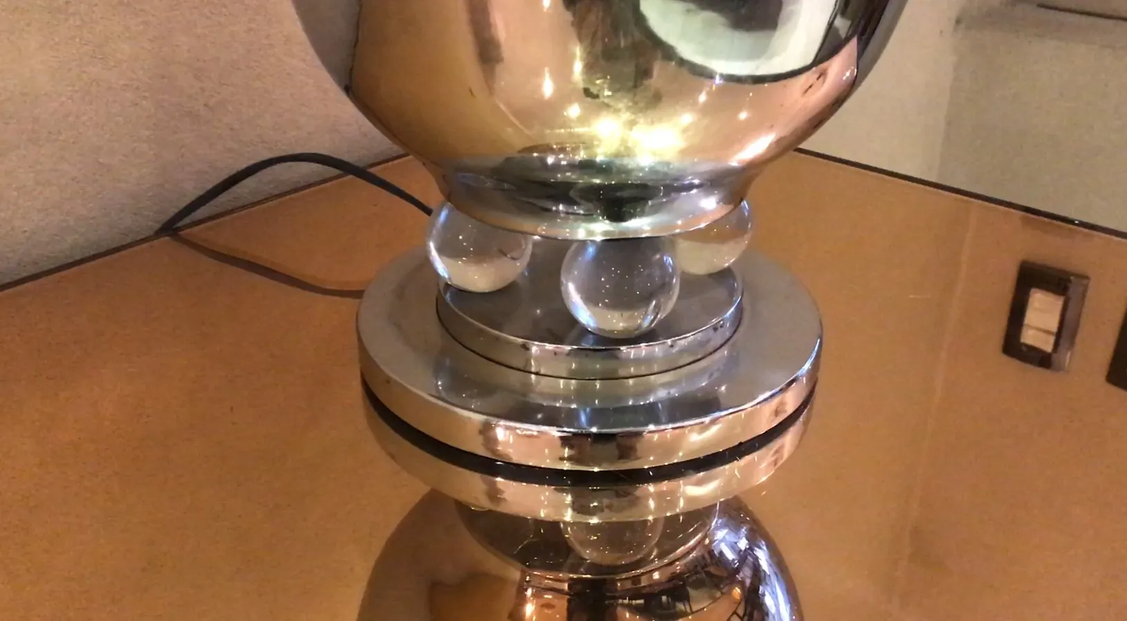 zwei antike tischleuchten mit elegantem design in warmer umgebung