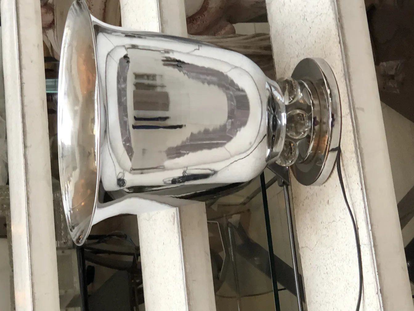 zwei antike Tischleuchten mit elegantem Design und runder Basis, vor einem hellen Hintergrund