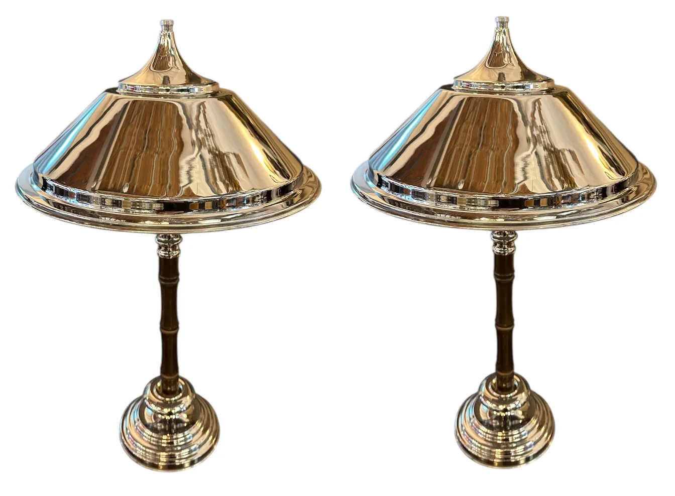 deux lampes de table anciennes avec des bases rondes et des abat-jours brillants