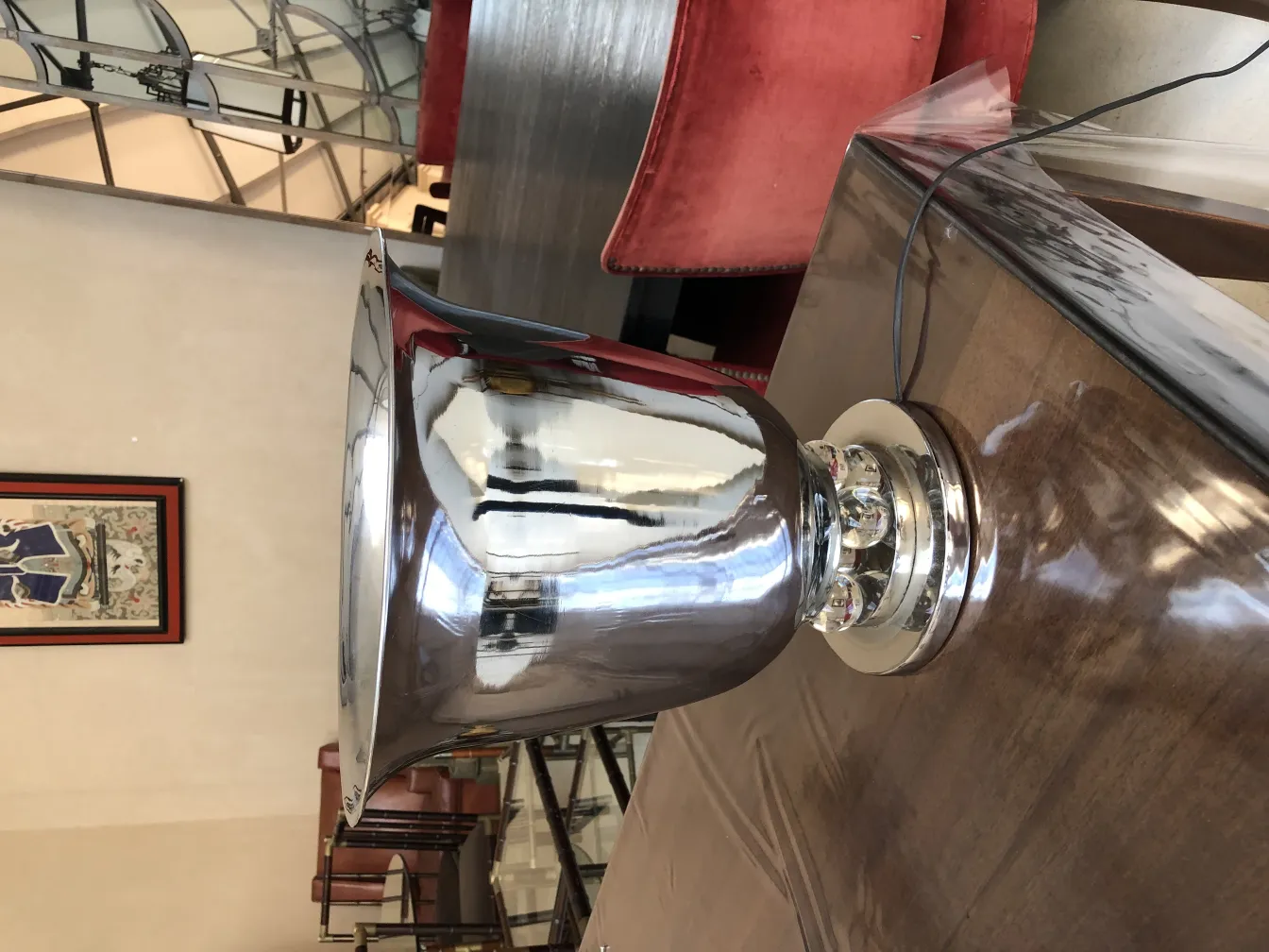 zwei antique tischleuchten leuchten in einem eleganten ambiente.