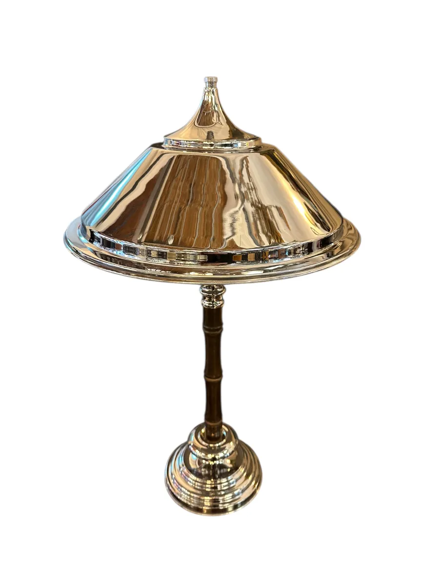 deux lampes de table anciennes avec un design élégant et une base brillante