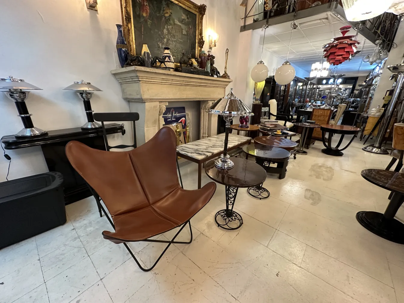 2 antique table lamps, elegant design, in a vintage setting