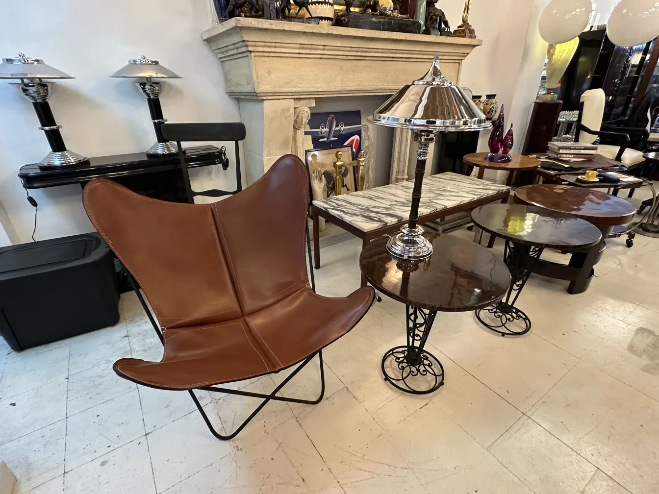 Due lampade da tavolo antiche eleganti circondate da mobili