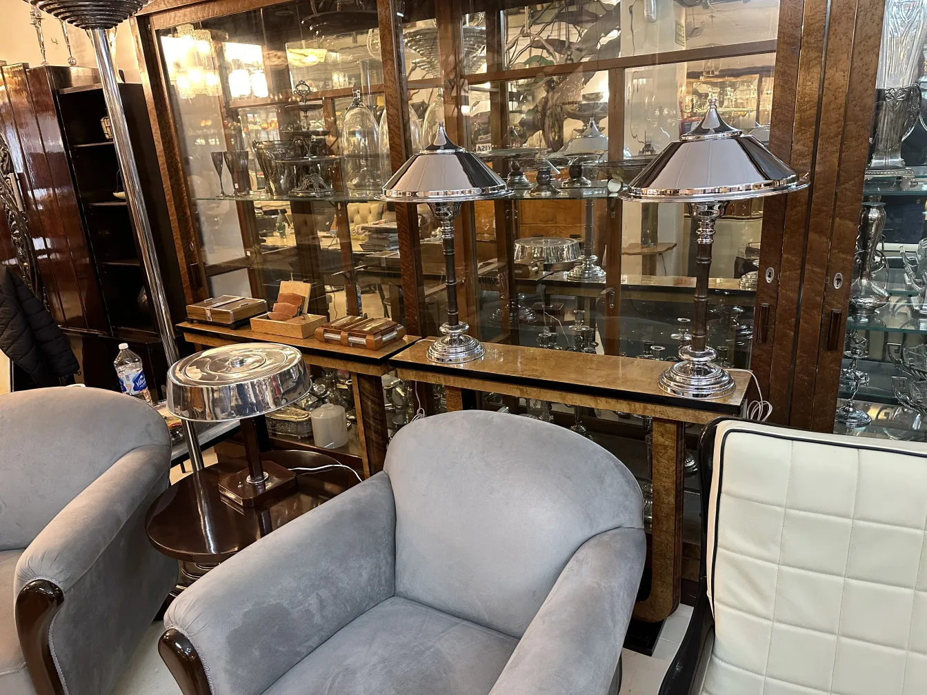 deux lampes de table anciennes avec des abat-jours brillants dans un cadre chaleureux