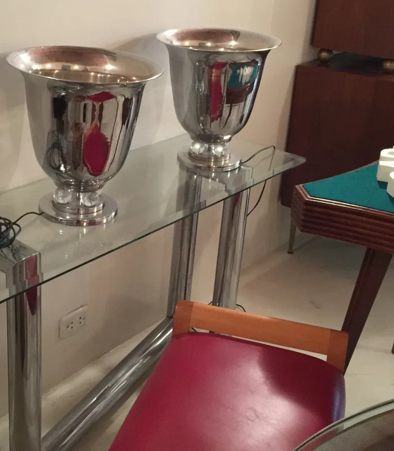 Set di due lampade da tavolo antiche con basi lucide e design elegante.