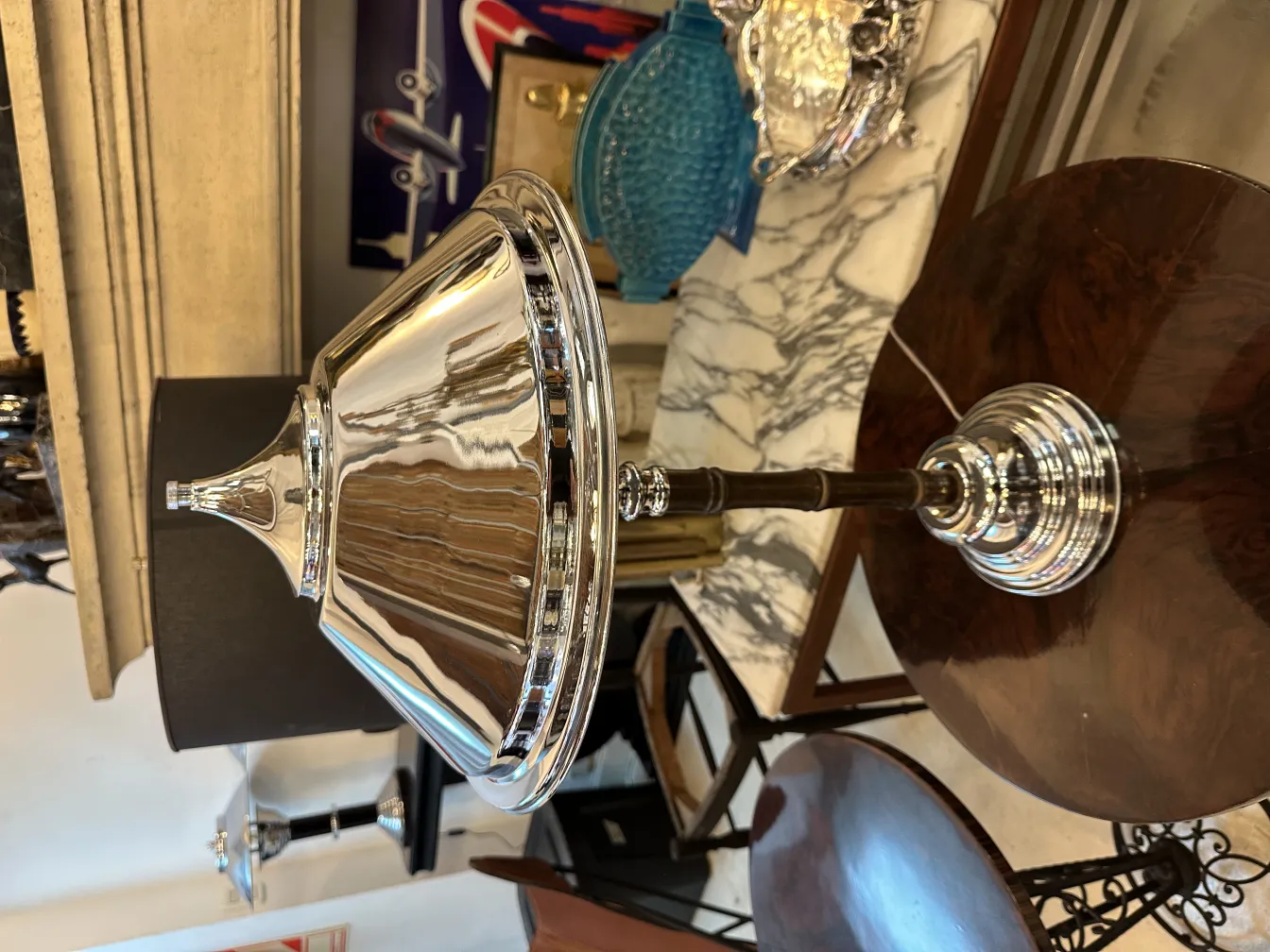 Vista de 2 lámparas de mesa antiguas, con un diseño elegante y brillante