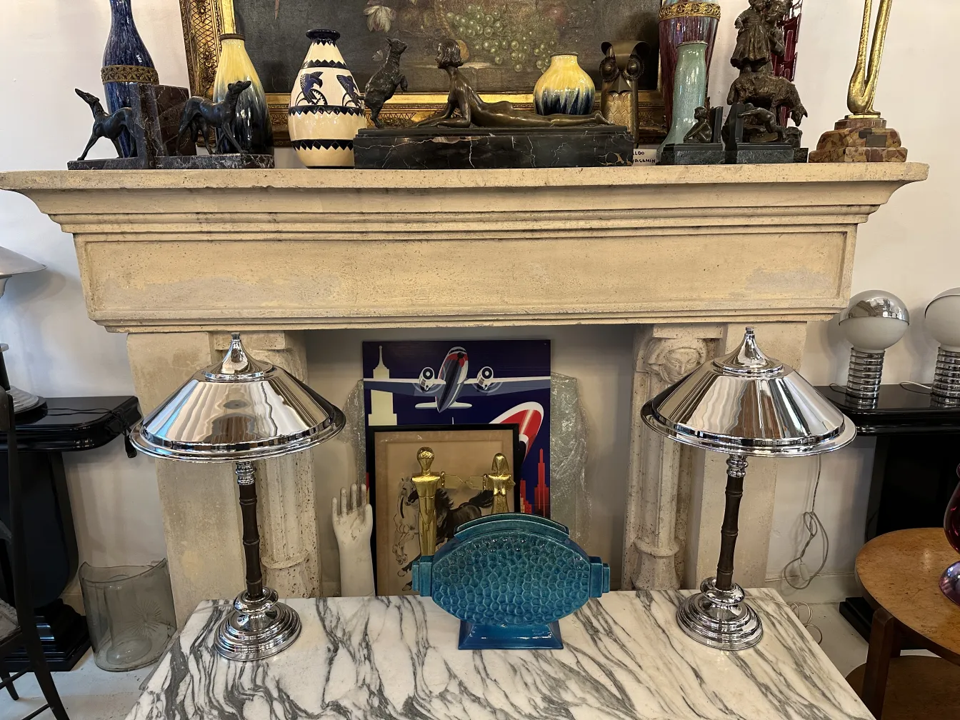 Deux lampes de table antiques avec un design brillant sur la table.