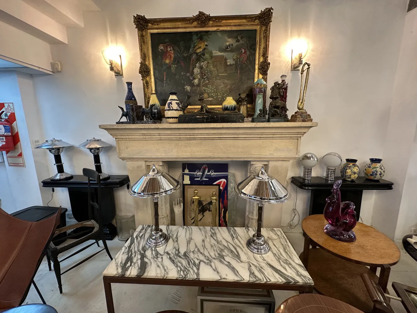 image de 2 lampes de table antiques sur une table en marbre avec des décorations