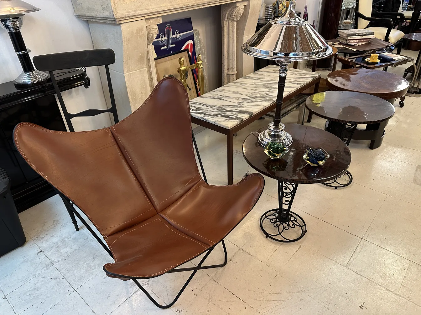 Due lampade da tavolo antiche accanto a una sedia marrone in un ambiente accogliente