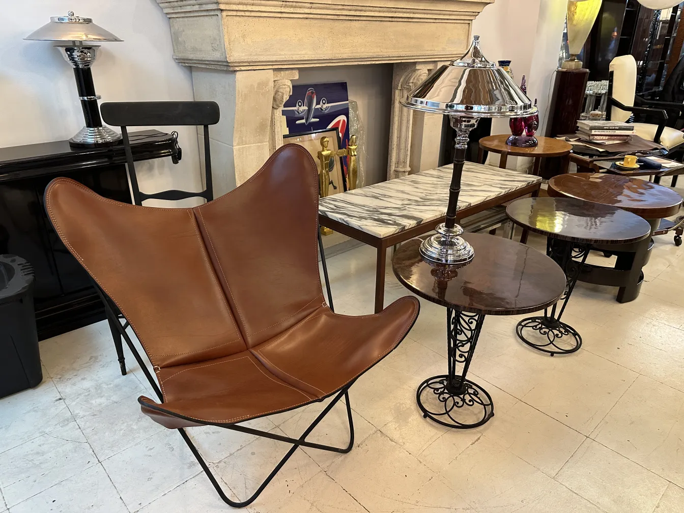 due lampade da tavolo antiche in un ambiente accogliente