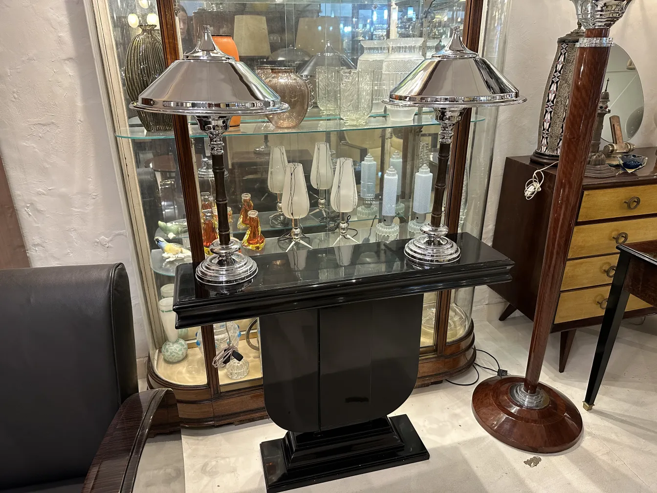 两款古典檯燈，采用圓錐形燈罩，放在優雅的環境中。