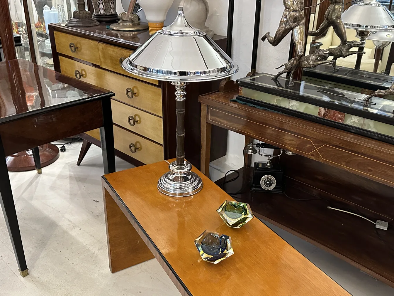 Duas lâmpadas de mesa antigas, estilo elegante, base brilhante e cúpula cônica.