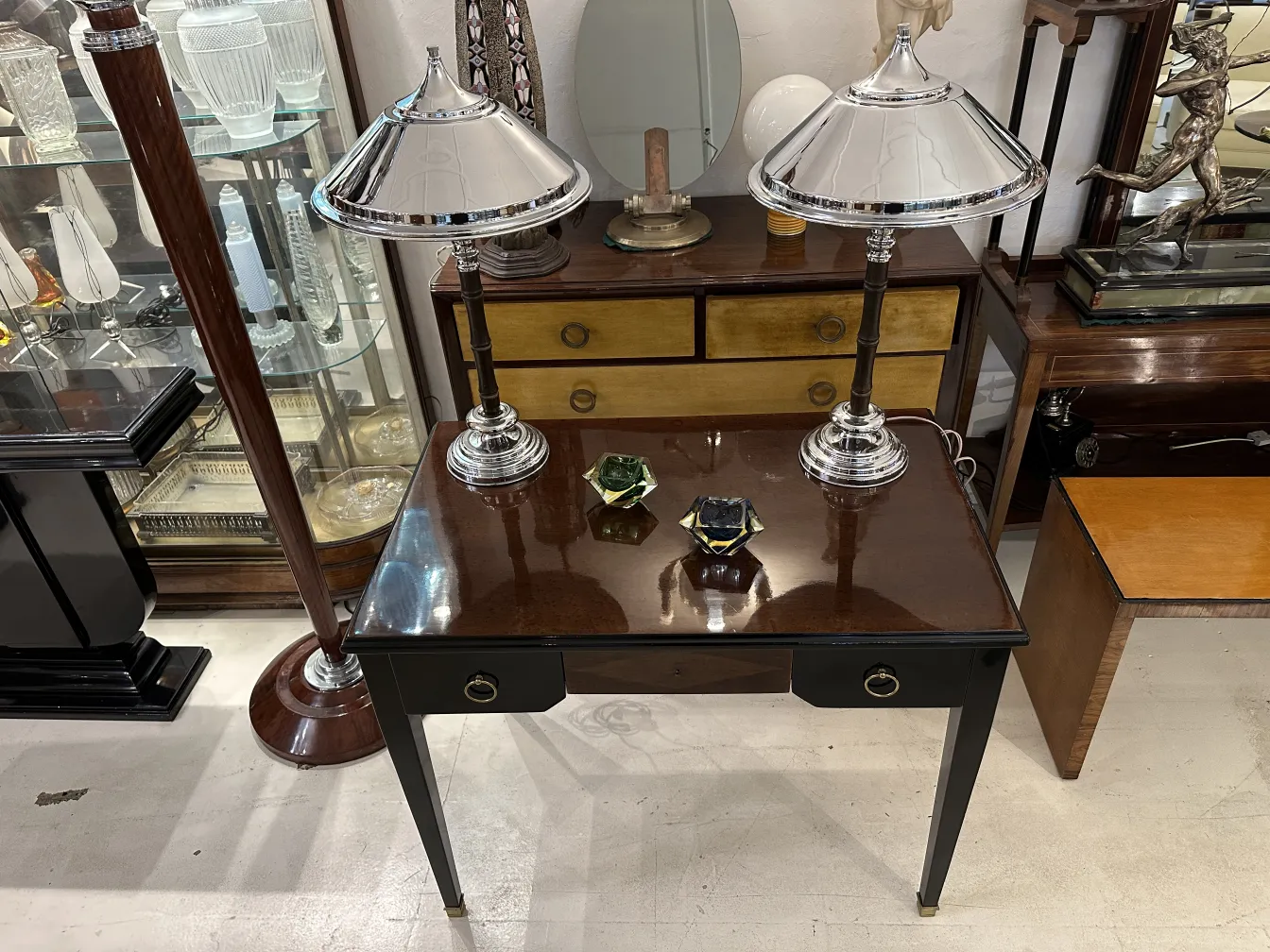 duas lâmpadas de mesa antigas com bases de metal, em um ambiente elegante