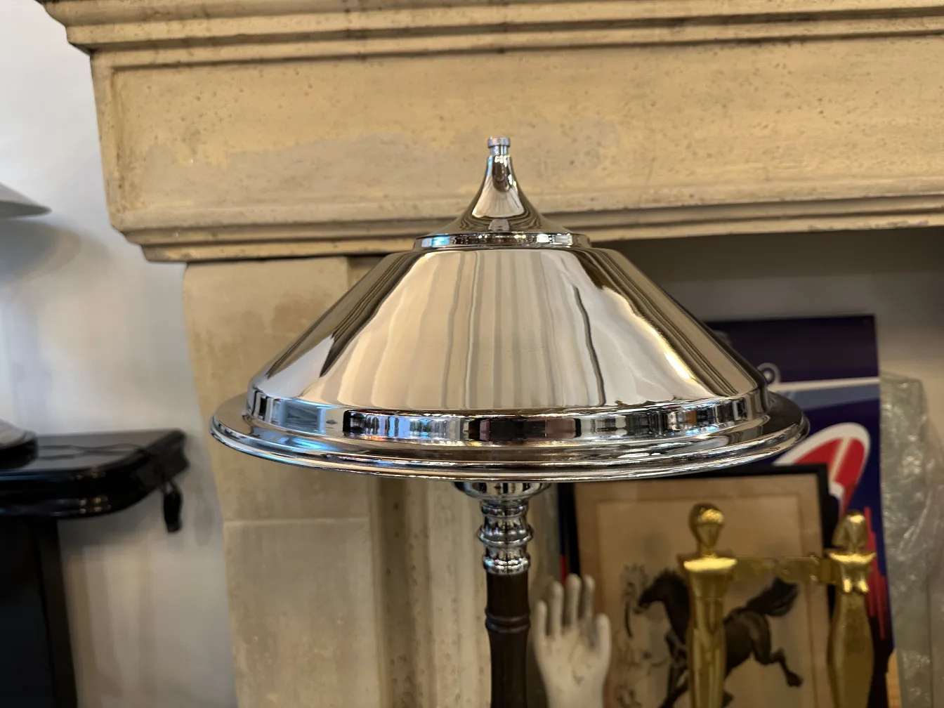 Vue détaillée de deux lampes de table anciennes avec abat-jour réfléchissants, dans un environnement classique.