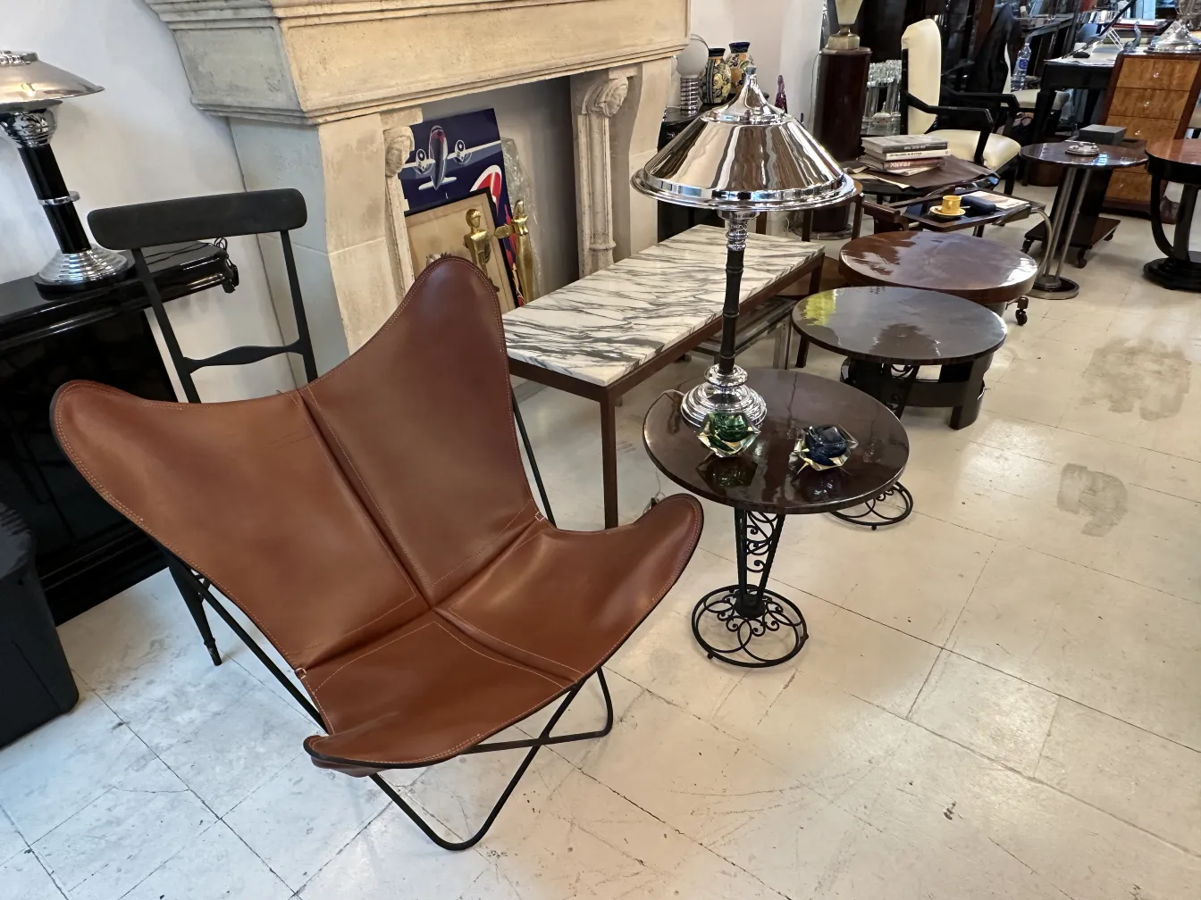 элегантный рисунок двух антикварных настольных ламп в уютной обстановке