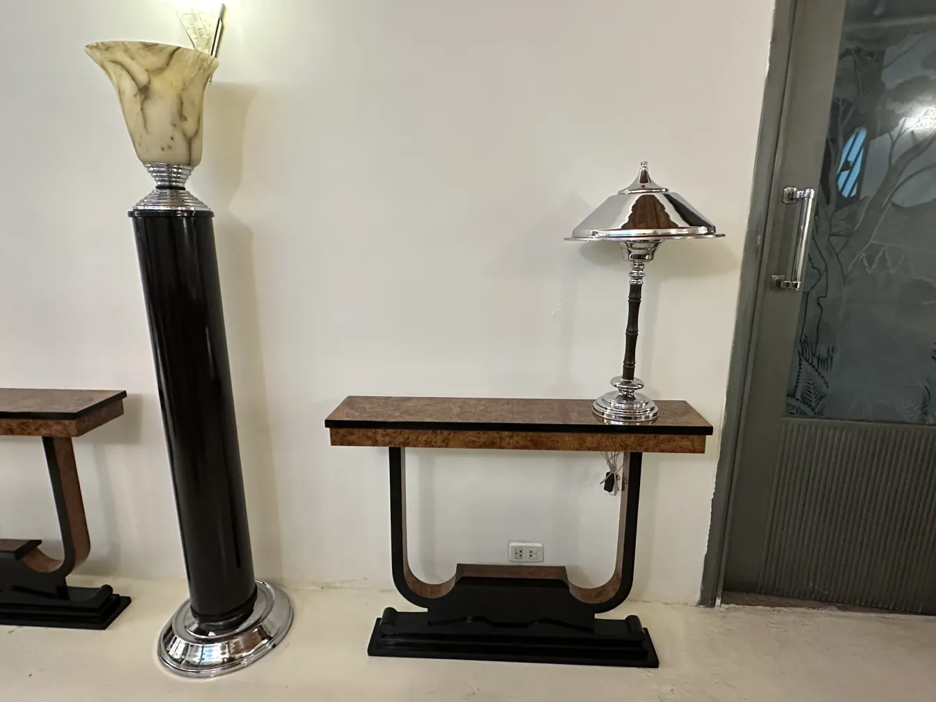 duas lâmpadas de mesa antigas em um ambiente elegante com mesa