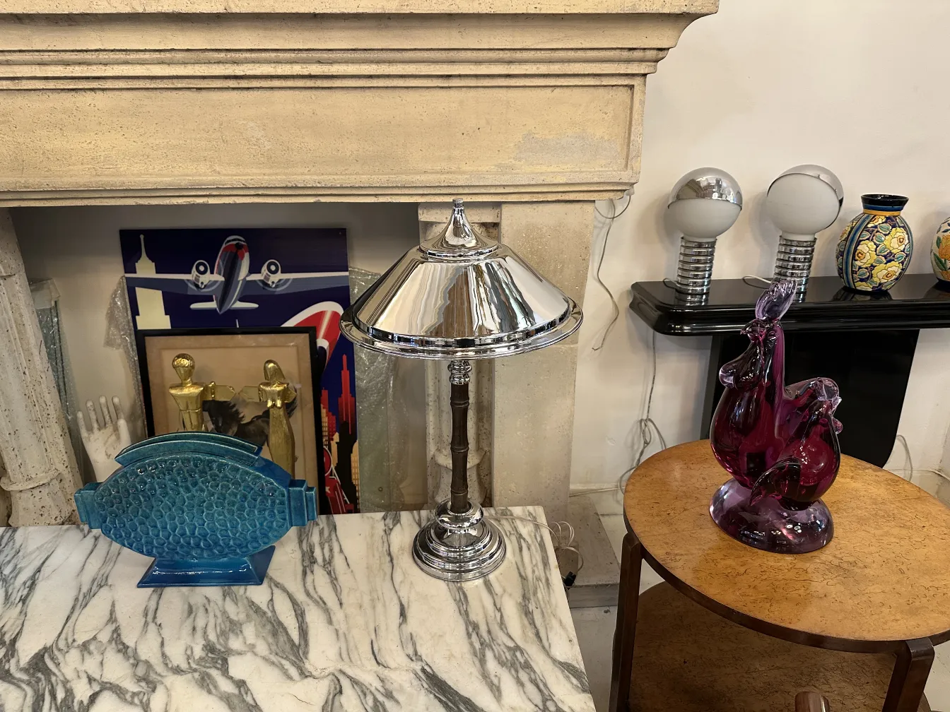 Dos lámparas de mesa antiguas con brillo junto a objetos decorativos.