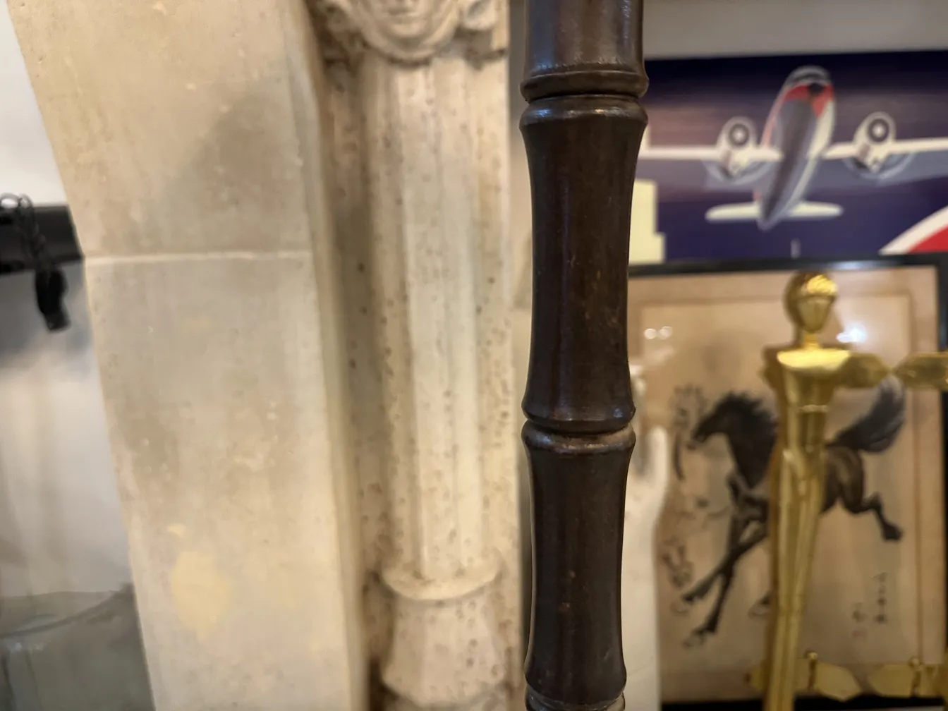 2 مصابيح طاولة قديمة بتصميم كلاسيكي وأنيق في بيئة مريحة.