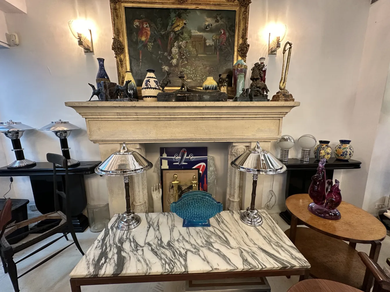 Vue de deux lampes de table antiques sur une table en marbre.