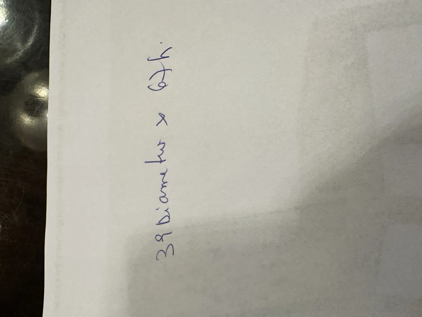 两盏古董装饰用的檯燈放在桌子上