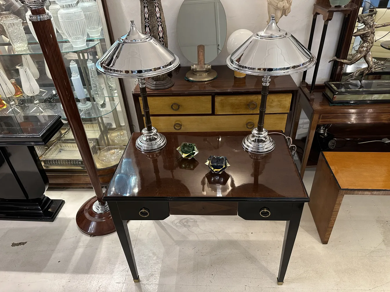 Ensemble de 2 lampes de table anciennes avec des bases métalliques et des abat-jour sur une table élégante