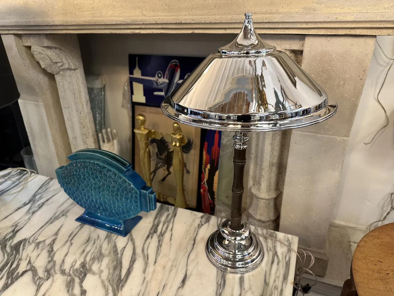 Dos lámparas de mesa antiguas con detalles brillantes en un ambiente acogedor