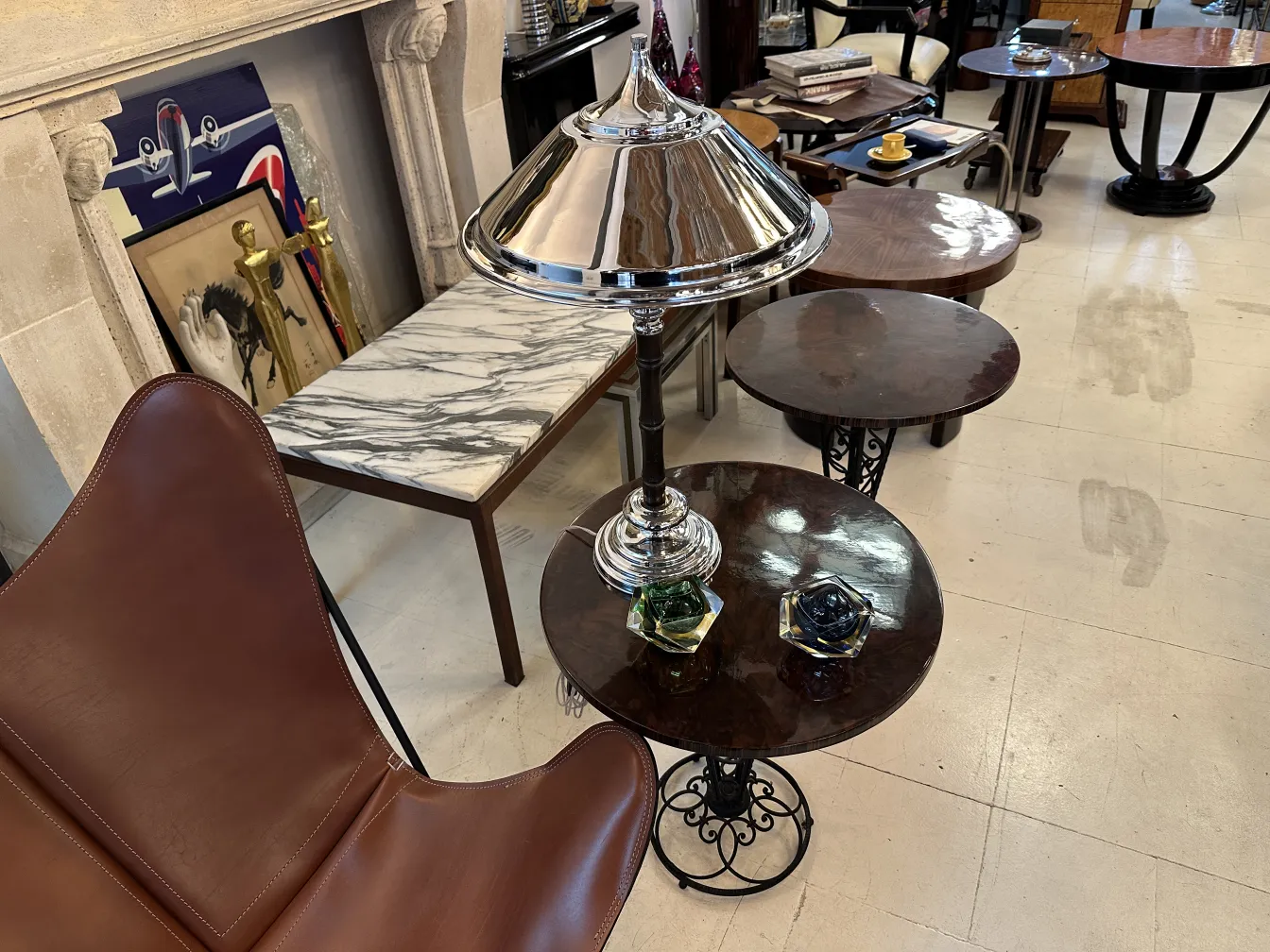 Dos lámparas de mesa antiguas en una habitación decorativa