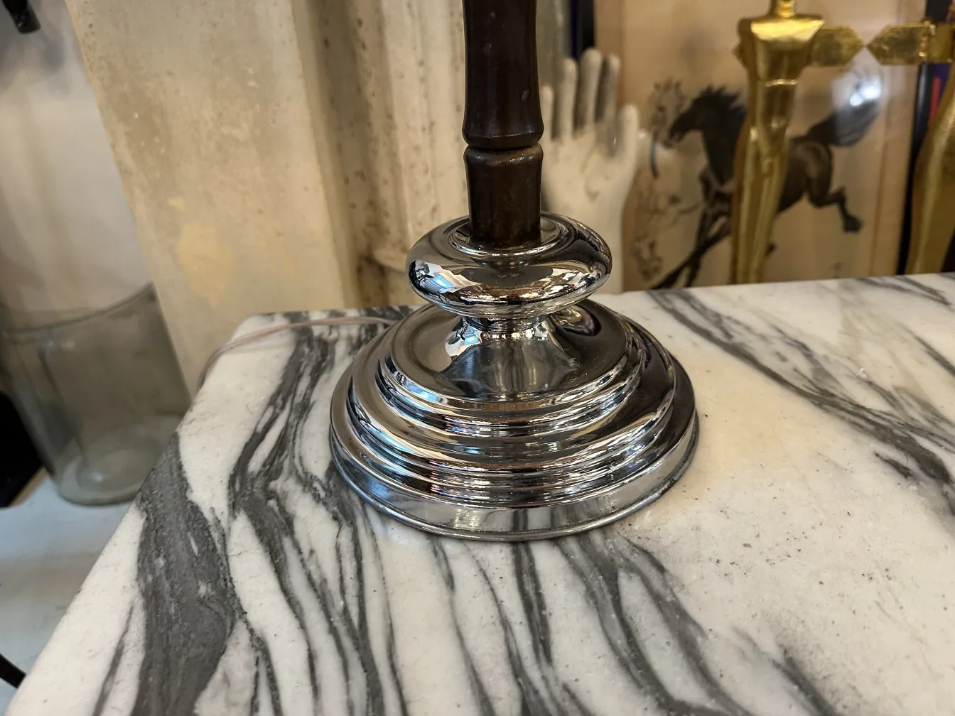 detalle de base de dos lámparas de mesa antiguas en un ambiente decorativo