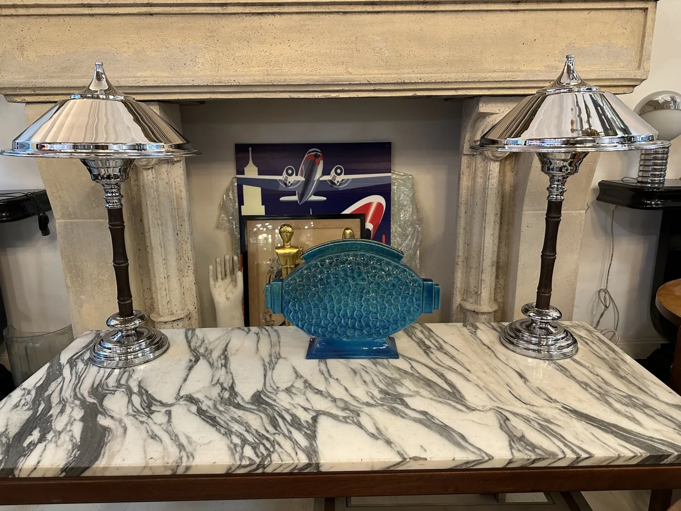 대리석 위에 놓인 고전적인 광택이 있는 테이블 램프 2개 세트.