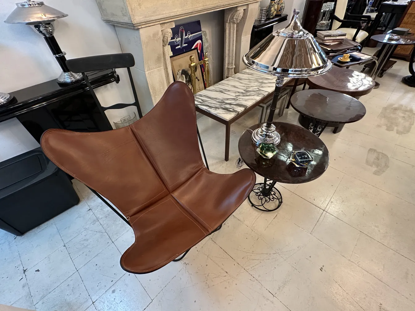 dos lámparas de mesa antiguas con base elegante y pantalla