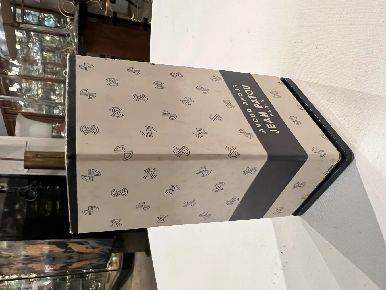 Flacon de parfum ancien de Jean Patou en beige avec motifs