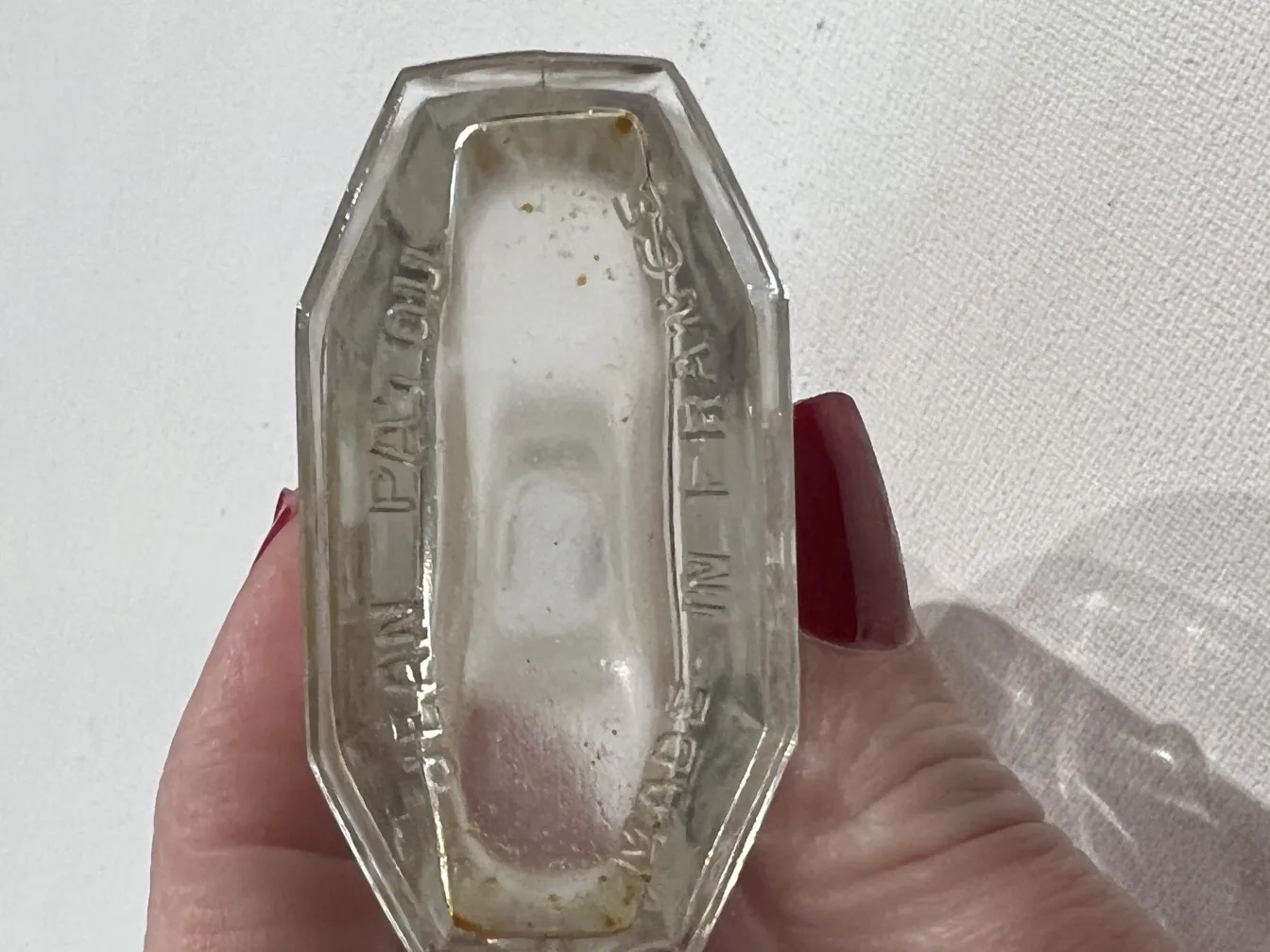 Flacon de parfum ancien en forme octogonale avec inscription.