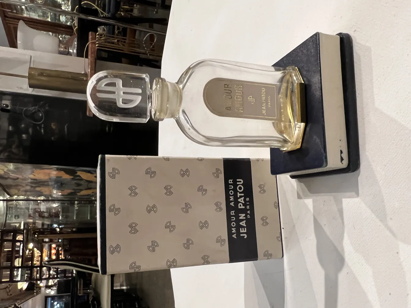 Flacone di profumo antico con tappo in un ambiente moderno.