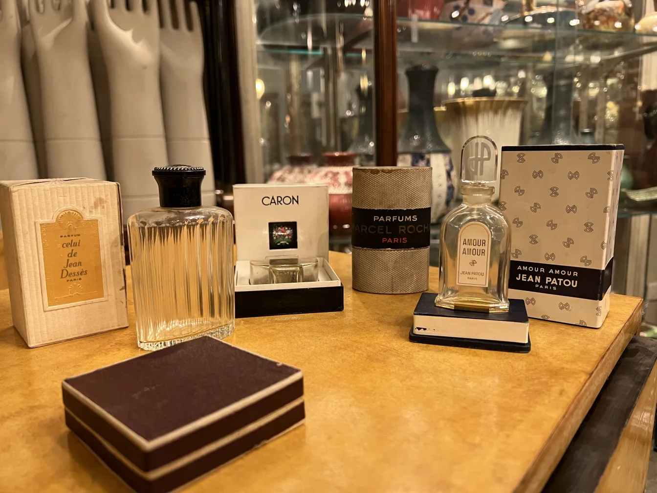 Flacon de parfum antique au design élégant, bien placé