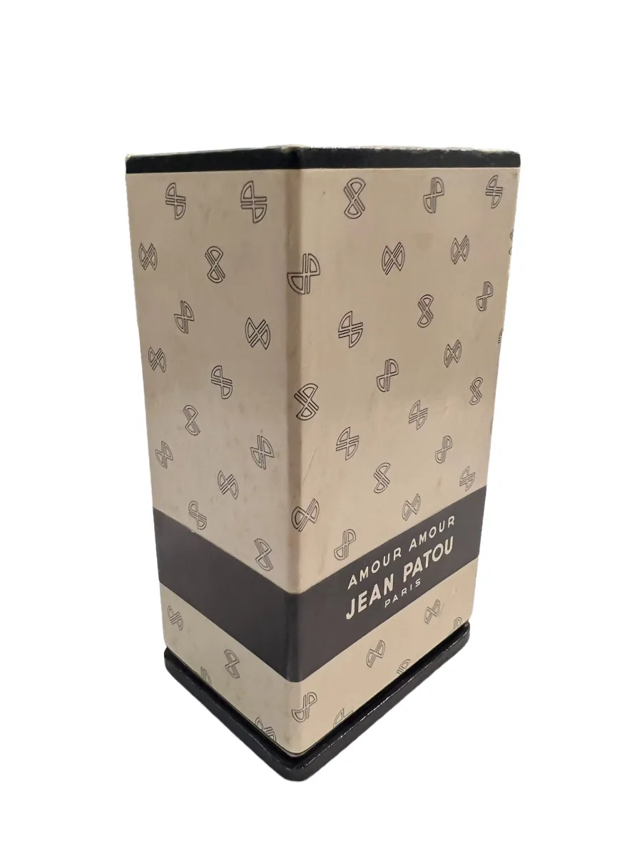 flacon de parfum ancien avec un design élégant et un logo visible, emballage décoratif