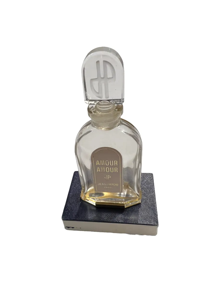 Frasco de perfume antigo com tampa distinta em forma de símbolo, decorado com a marca Jean Patou