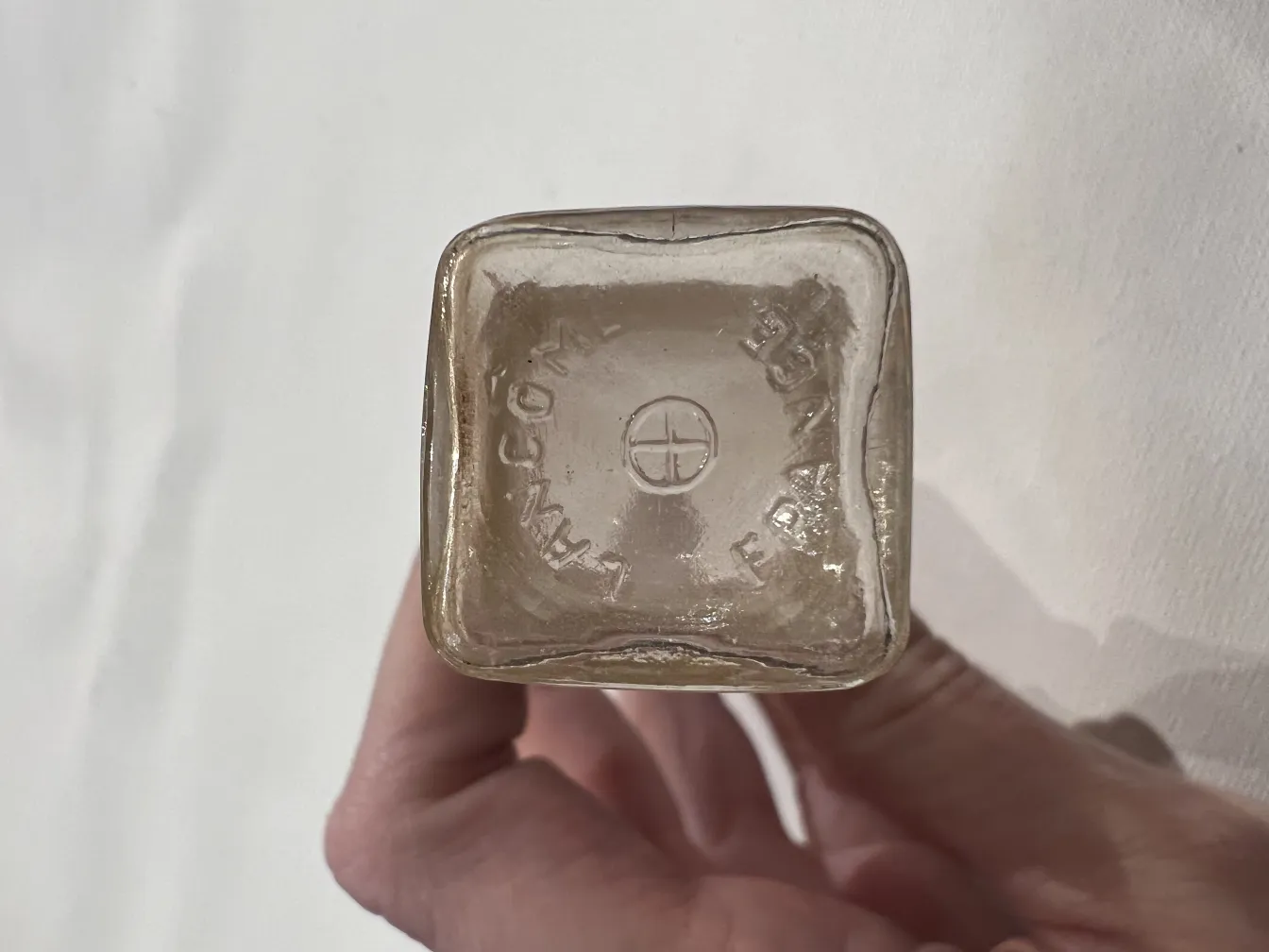 Antike Parfümflasche mit einzigartigem Design und Gravuren.