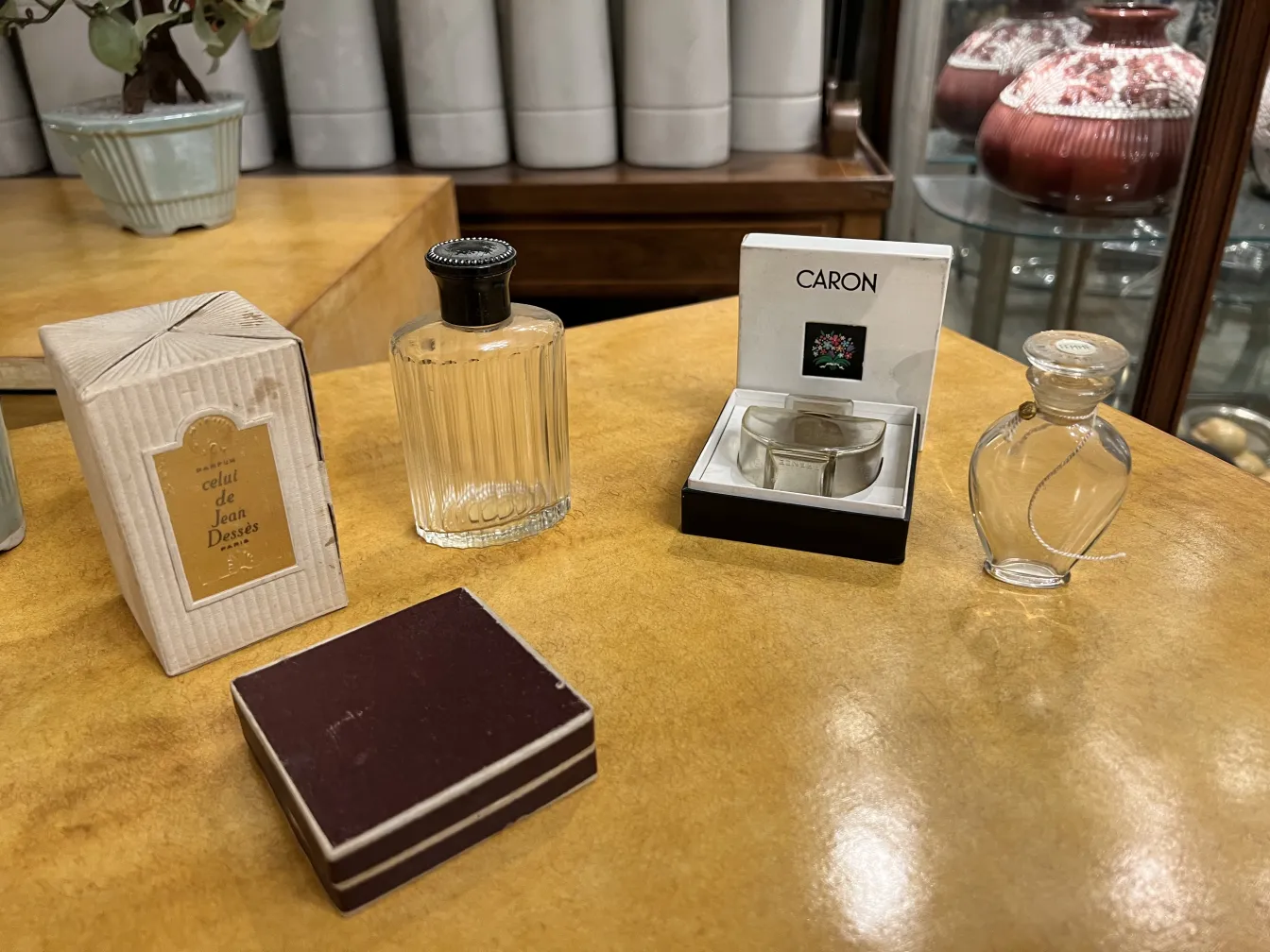 flacone di profumo antico con design classico ed elegante in un ambiente vintage