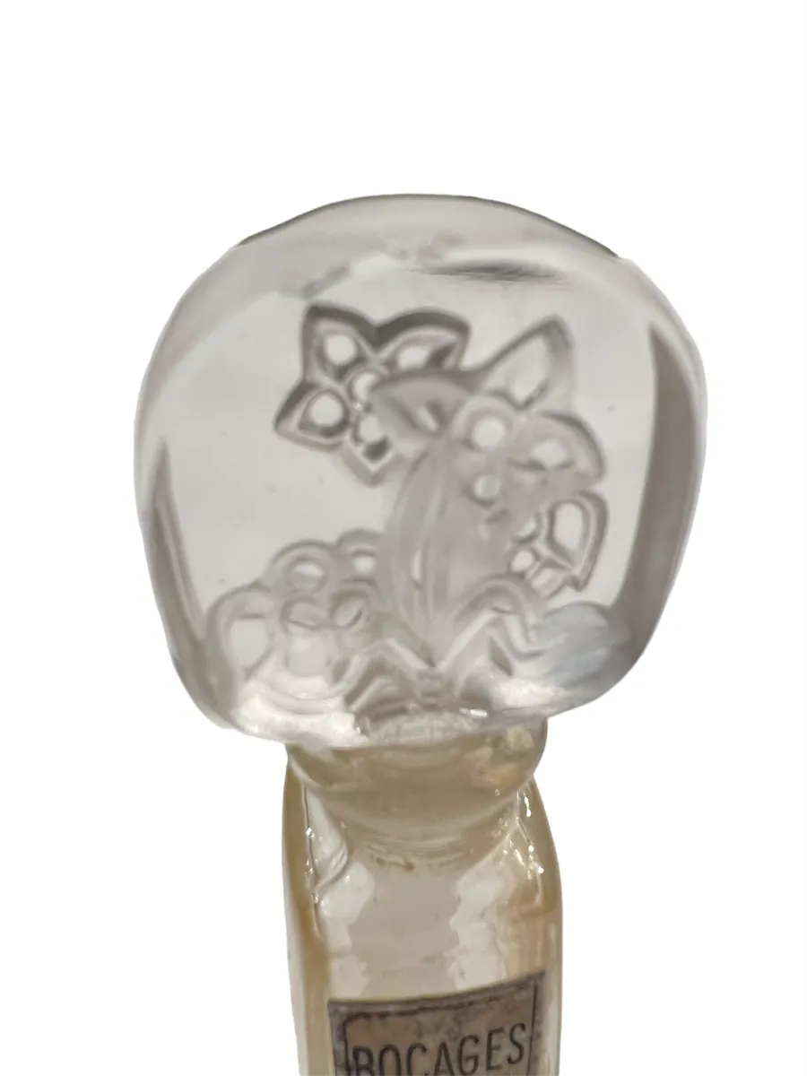 antike Parfümflasche mit Blumenmuster auf dem Glasdeckel