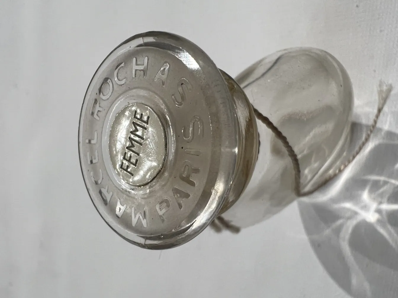 Frasco de perfume antigo de Marcel Rochas com design clássico.