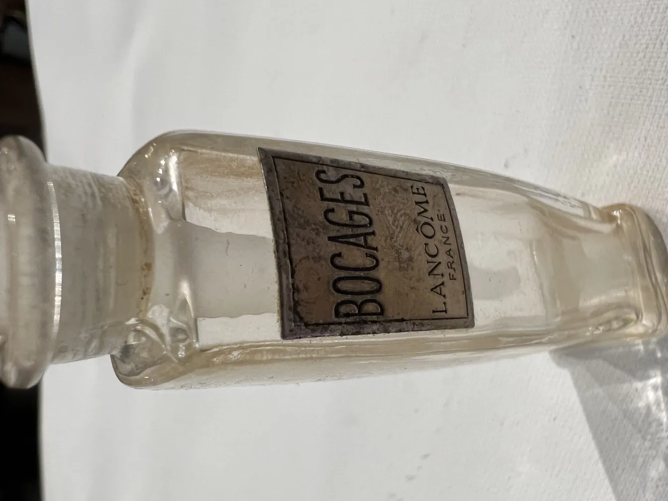 Antike Lancome Parfümflasche mit klassischem Etikett.